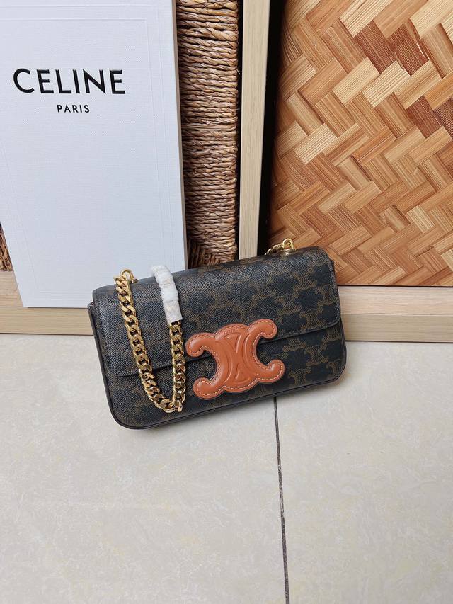 新品上线 Celine 2022春夏新款 新出皮扣链条腋下包 新出的亮点在于从经典金属凯旋门换了立体皮扣浮雕凯旋门 链条的质感让整个包感觉更奢侈高调 气质永远在