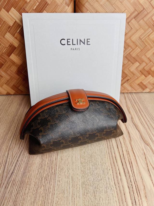 Celine 新品 Triomphe Canvas标志印花牛皮革手袋 好物分享 新品手拿化妆包简约百搭 也可以当手包 洗漱包 文具包 容量很大 很复古 随意上手