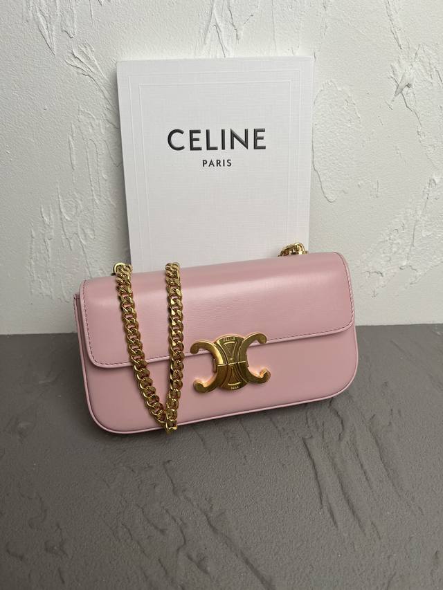 Celine 2022春夏系列 新出短款链条腋下包 整体大小与旧款牛皮肩带腋下包差不多 设计把牛皮肩带换成链条 链条的质感让整个包感觉更奢侈高调 永远更显气质款