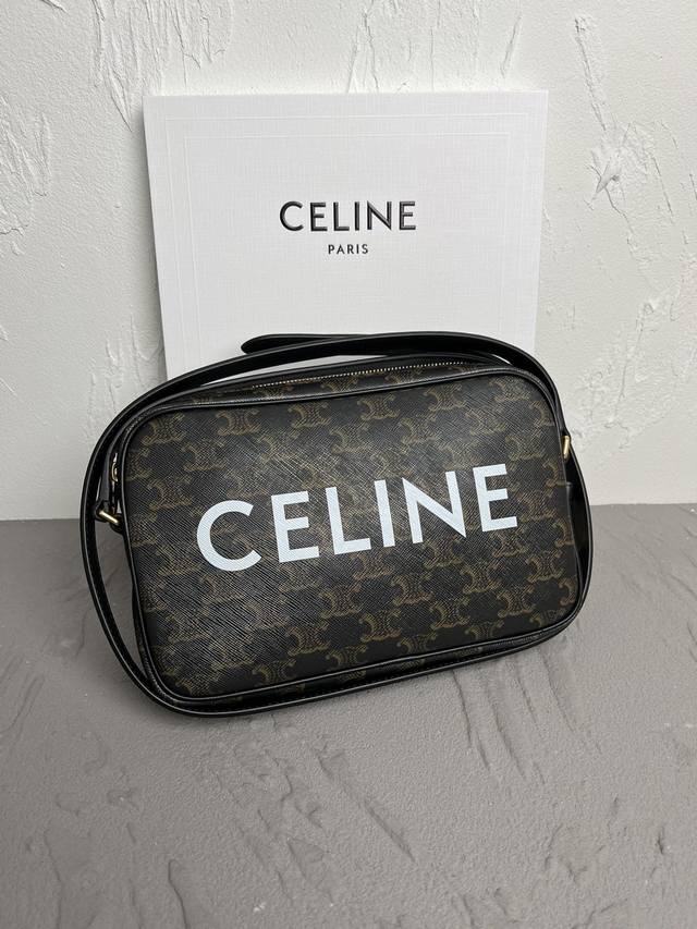 Celine Folco邮差包16858 在正面点缀白色 Celine徽标,醒目又充满 辨识度,包型比较中性,男女都可以背 印花triomphe人造革邮差包 2