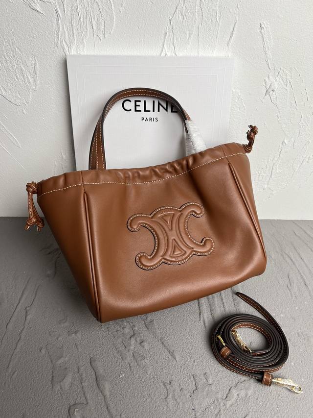 Celine 小号光滑牛皮革抽绳包最新mini Cuir Cabas 早春新品 全皮浮雕凯旋门mini Tote 复古焦糖色 四季百搭 小号可可爱爱 柔软牛皮质