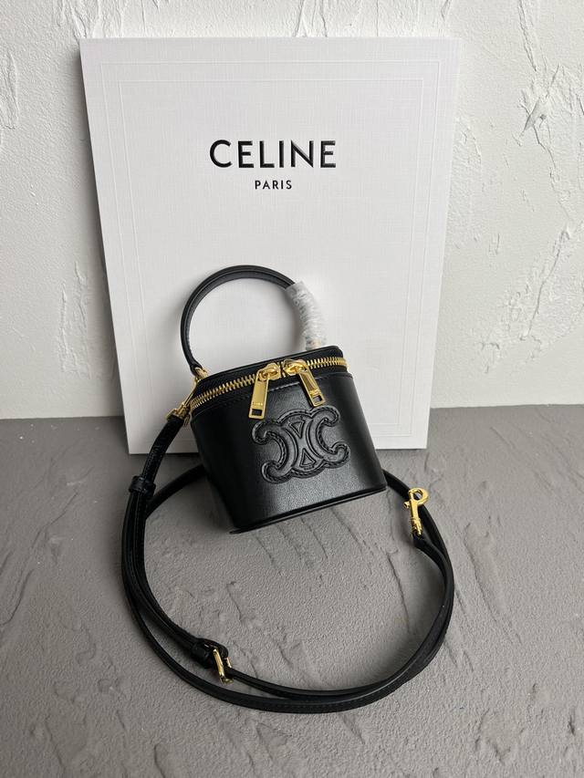 Celine 9.5X8X9厘米 本款型无法装下智能手机机型牛皮革 衬里: 牛皮革 织物手提 肩背和斜挎拉链锁闭1个主隔层 可调节可拆卸皮革肩带长22英寸 55