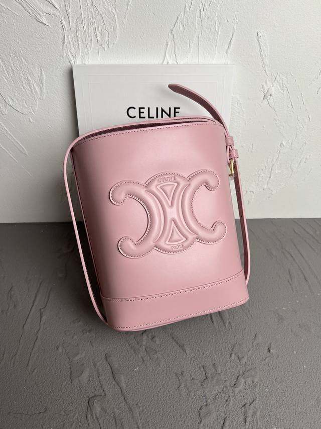 Celine 2022春夏新款cuir水桶 采用凯旋门立体大logo更加知性成熟 牛皮材质质感很好 采用全皮上身重量较轻 肩带可调节 斜挎单肩 包口内部有扣子可