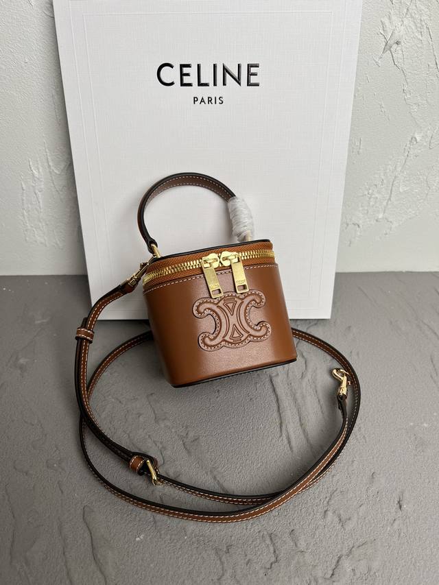 Celine 9.5X8X9厘米 本款型无法装下智能手机机型牛皮革 衬里: 牛皮革 织物手提 肩背和斜挎拉链锁闭1个主隔层 可调节可拆卸皮革肩带长22英寸 55