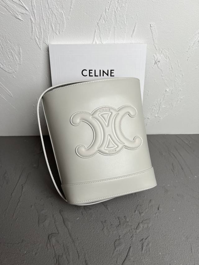 Celine 2022春夏新款cuir水桶 采用凯旋门立体大logo更加知性成熟 牛皮材质质感很好 采用全皮上身重量较轻 肩带可调节 斜挎单肩 包口内部有扣子可