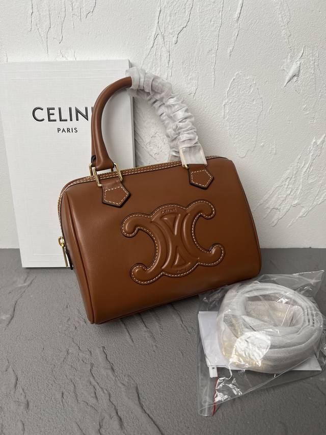 Celin*23S早春系列 Cuir Triomphe小号光滑小牛皮革波士顿包 新品浮雕凯旋门皮质小号波士顿 复古味道更足更有质感 容量一如既往 超能装 日常又