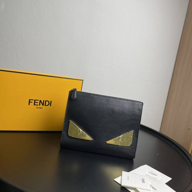 Fend1升级版小怪兽433手包 拉链开合小口袋 内置平口暗袋 蓝色 白色和红色小牛皮材质 Bag Bugs眼睛 图案含有丝印ff图案 反光细节 镀钯金属饰面