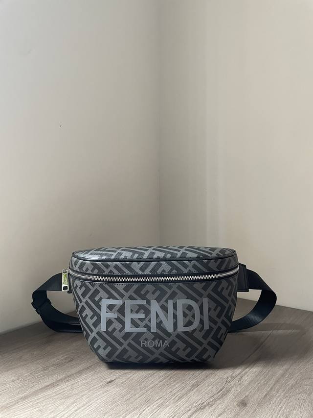 Fendi 原单品质 腰包胸包 带拉链的皮带袋 可调皮带釉面黑色织物与ff主题 皮革装饰的狂热铭文 金饰金属器皿 意大利制造