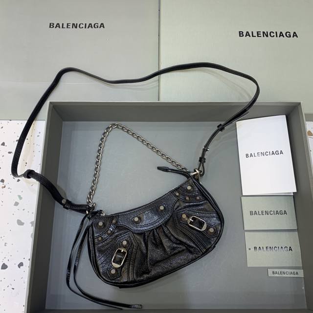 活动 迷你黑色银扣 balenciag* Le Cagole 迷你 真是太绝了 爆款半月牙腋下包 斜挎包 王炸bb新宠登场啦 在传统的机车包上做了改良 两种肩带