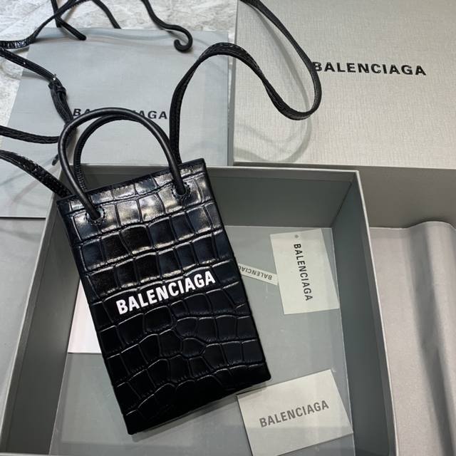 Balencia新潮到犯规的迷你手机包 低调又大气 时尚潮人必备单品配牛皮肩带 12-4.5-18Cm