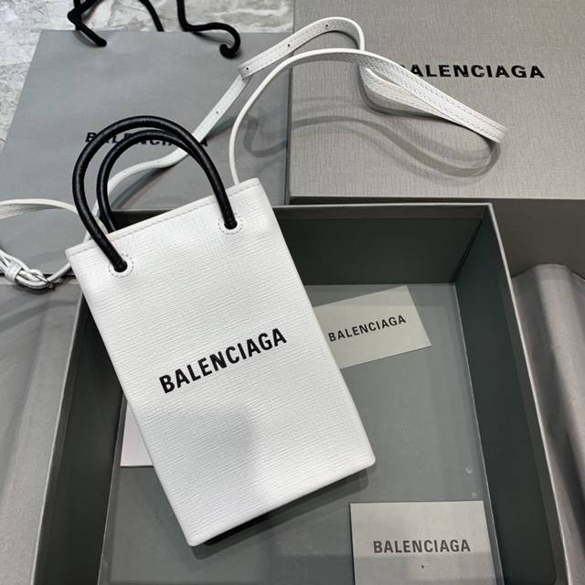 Balencia新潮到犯规的迷你手机包 低调又大气 时尚潮人必备单品配牛皮肩带 12-4.5-18Cm