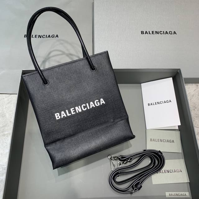 牙签纹黑色 Balenciag 小号方形购物包 采用进口牙签纹小牛皮材质 纤长nappa小羊皮提手 顶部磁力纽扣 内部一个拉链口袋 一个贴袋 镀钯饰面 可拆卸和