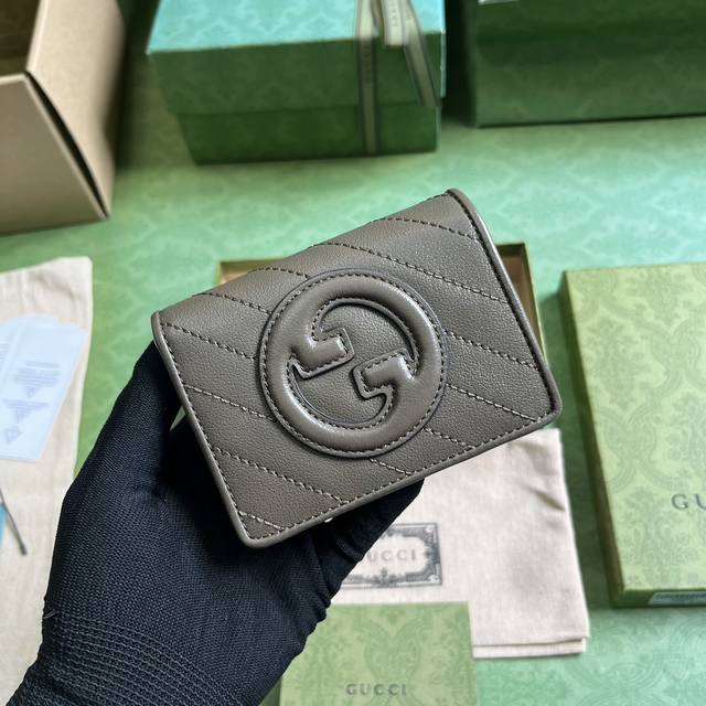 配全套原厂绿盒包装 Gucci Blondie系列卡包 Gucci Blondie系列以品牌颇为大胆的一款图案搭配同色调皮革设计 处处散发着含蓄内敛的气息 该系