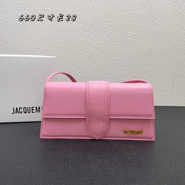 配盒 Jacquemus 新款单肩包 ins上真的火炸掉的小众品牌 设计感的新包型 牛皮 可以秒变手包 无可挑剔的迷你百搭小包 每个宝藏仙女都要拥有一只 款号