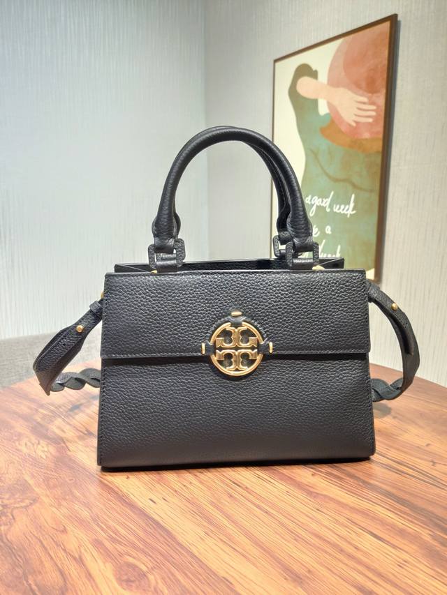 编号933 Tory Burch 汤丽柏琦 经典的 Miller 手提包采用荔枝纹牛皮 配以可调节长短的编织皮革斜背带 演绎多样时髦造型翻盖配磁力按扣 皮革提柄