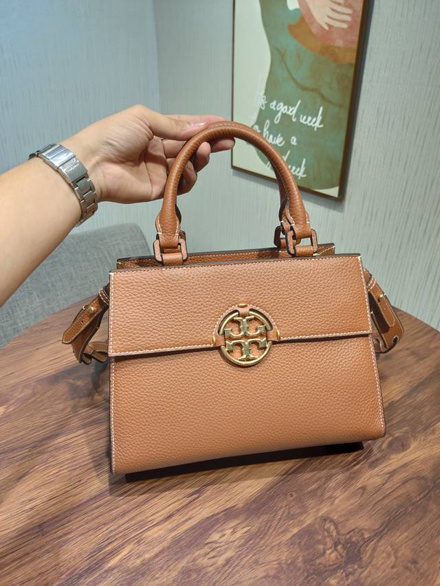 编号933 Tory Burch 汤丽柏琦 经典的 Miller 手提包采用荔枝纹牛皮 配以可调节长短的编织皮革斜背带 演绎多样时髦造型翻盖配磁力按扣 皮革提柄