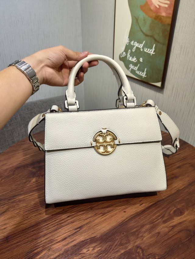 编号933 Tory Burch 汤丽柏琦 经典的 Miller 手提包采用荔枝纹牛皮 配以可调节长短的编织皮革斜背带 演绎多样时髦造型翻盖配磁力按扣 皮革提柄