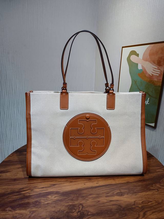 编号0012大号 Tory Burch 汤丽柏琦 Ella大号帆布托特包 精选耐用帆布材质 外观轻巧 加入双 T Logo 拼饰 配以精致皮革细节 可装下日常随