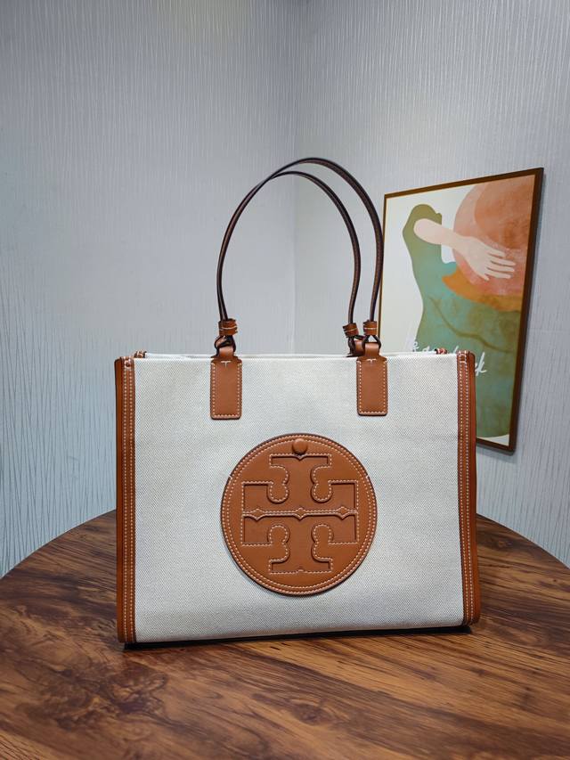 编号0012小号 Tory Burch 汤丽柏琦 Ella小号帆布托特包 精选耐用帆布材质 外观轻巧 加入双 T Logo 拼饰 配以精致皮革细节 可装下日常随