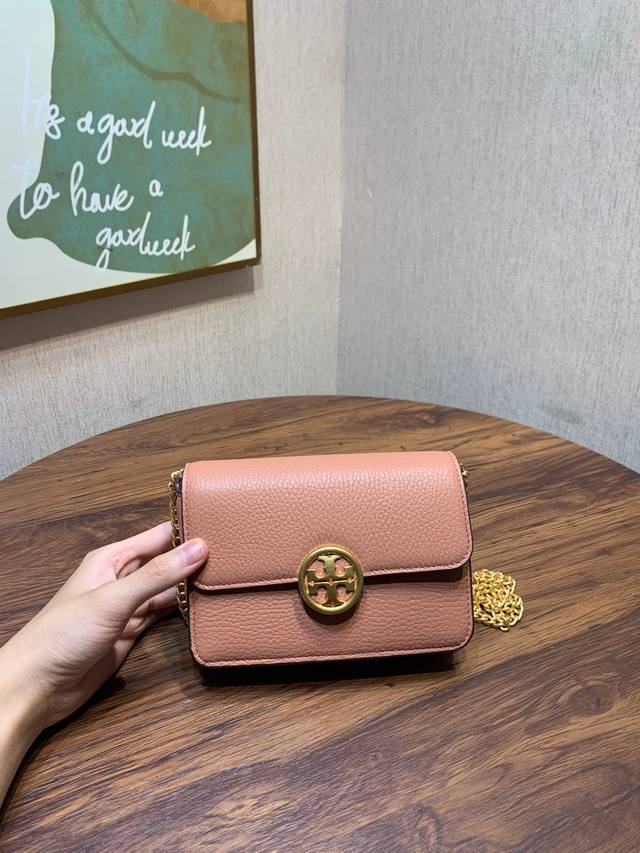 编号920 新款 Tory Burch 汤丽柏琦 Olivia链条包 包身利落有型 标志性双 T Logo 立体夺目 本款olivia迷你皮革手袋 饰以手工涂绘