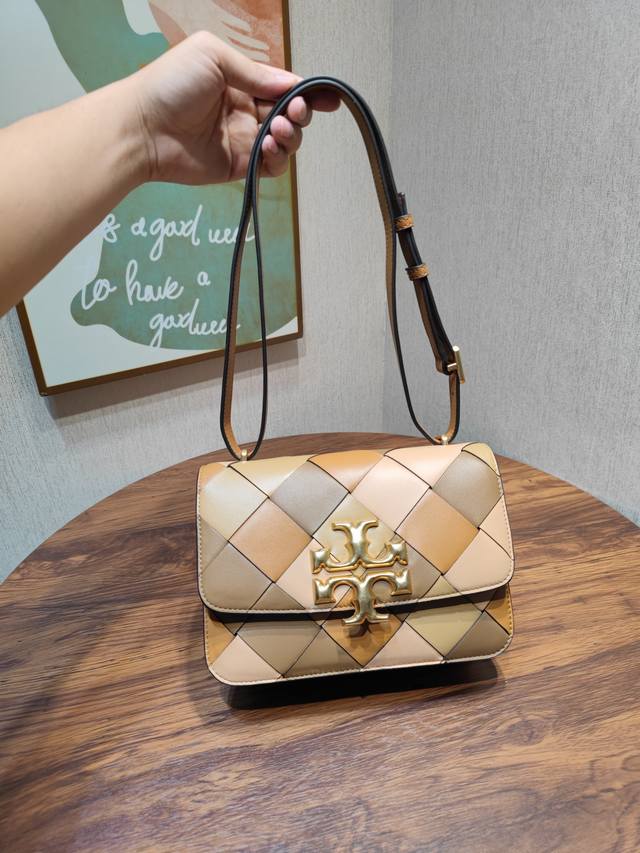 编号219编织 Tory Burch Eleanor金砖中号三色拼接采用柔软的意大利皮革制成 以立体感黄铜制成的标志性 T Logo 呈现夸张比例 边缘处饰以手