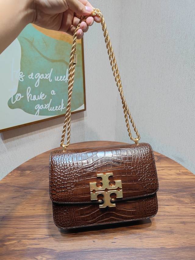 编号219 Tory Burch 汤丽柏琦 Eleanor鳄鱼纹牛皮风琴包 Eleanor 手袋 选用精美皮革打造 包身利落有型 标志性的拉丝镍质 T Logo