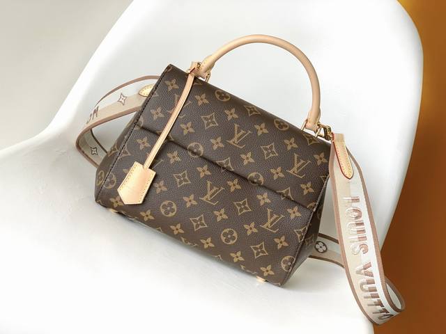 M46372 顶级原单本款 Cluny Bb 手袋取材经典 Monogram 帆布 专为繁忙生活而设计 宽大开口下设考究内里 便于拿取物品 磁吸翻盖与拉链内袋确