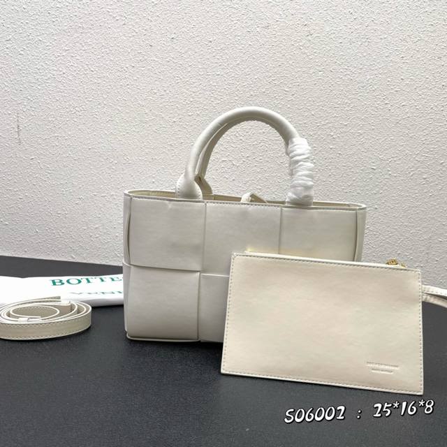 迷你通勤托特包 arco Tote在这季终于有了mini版爱惨了这个size 一直对tote Bag情有独钟是因为它没有复杂的设计 简单俐落 容易搭配日常服饰