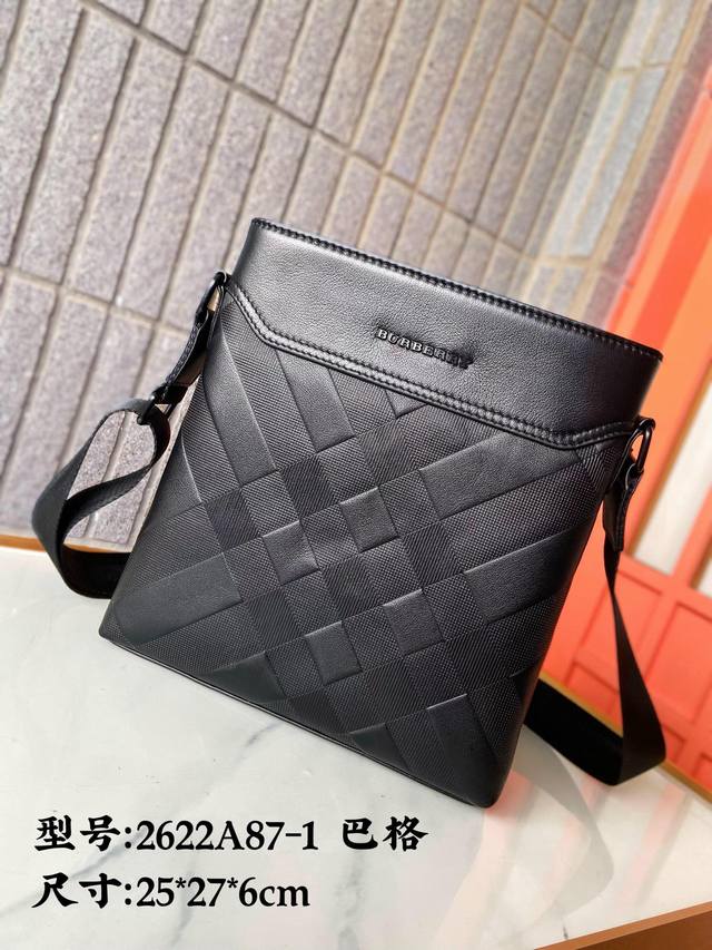 A87-1 Burberry 巴宝莉新款牛皮压花公文包 男士背包 挎包 日子包 经典复刻设计 采用精湛镶嵌细工 实物拍摄 原厂原版面料 25.27.6Cm