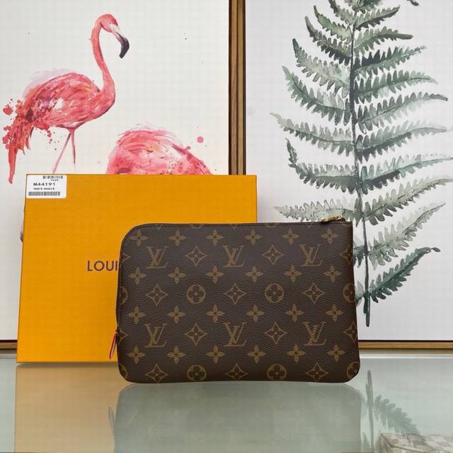 Louis Vuitton 顶级原单 独家背景m44191 老花 尺寸:24 X 1 X 17Cm Etui Voyage 大号收纳袋 此款风格经典的多功能护套