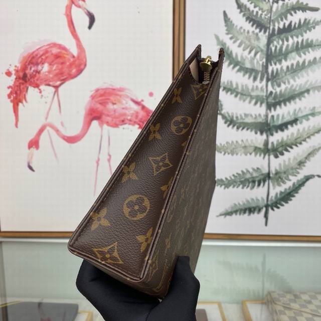 Louis Vuitton 顶级原单 独家背景 M47542 26号盥洗袋 大号monogram帆布化妆盒 内部空间宽敞 两侧采用接裆式设计 方便取放物品 可将