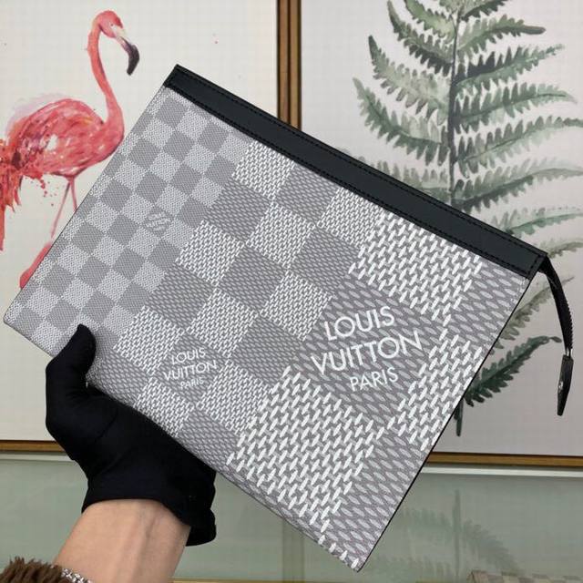 Louis Vuitton 顶级原单 独家背景n60443 尺寸:27 X 21 X 6 厘米 本款 Pochette Voyage 手拿包选取 Damier