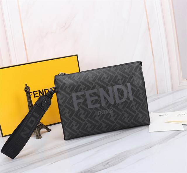 品牌: Fendi 芬迪 款式: 新pvc灰丝印男士男包 货号: 368568 颜色: 黑色 材质: 头层进口纳帕牛皮+双字母pvc 尺寸: 27205 fen