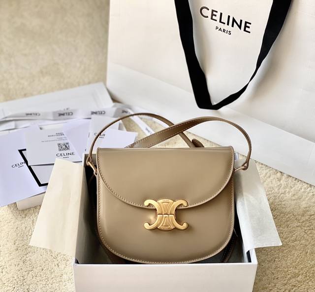 Celine2022新品上线 热门包包推荐 早秋新品系列在本季推出新款马鞍 圆润轮廓经典凯旋门扣金属 延续了原有的经典风格 上身效果显得休闲又时尚 也是强烈推荐