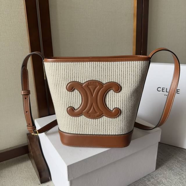 Celine 2022春夏新款cuir水桶 采用凯旋门立体大logo更加知性成熟 牛皮材质质感很好 采用全皮上身重量较轻 肩带可调节 斜挎单肩 包口内部有扣子可