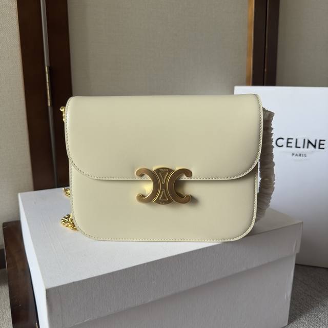 Celine 23S秋冬新品 College Triomphe亮泽牛皮革链条手袋 凯旋门秋季新款 最新的college Triomphe里完全皮质 五金棱形切割