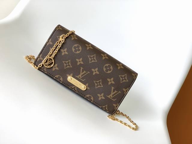 M82509 顶级原单 Lily Wallet On Chain 手袋以 Monogram 帆布裁出方正构型 为翻盖点缀饰钉和路易威登标识铭牌 充裕空间轻松收纳