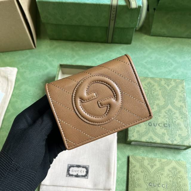 配全套原厂绿盒包装 Gucci Blondie系列卡包 Gucci Blondie系列以品牌颇为大胆的一款图案搭配同色调皮革设计 处处散发着含蓄内敛的气息 该系