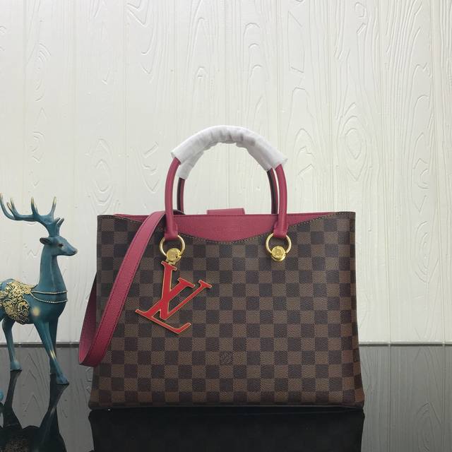 Lv Riverside 手袋m40052 M40050此款时尚雅致的lv Riverside手袋采用damier Ebene格纹帆布面料 拥有丰富的细节设计