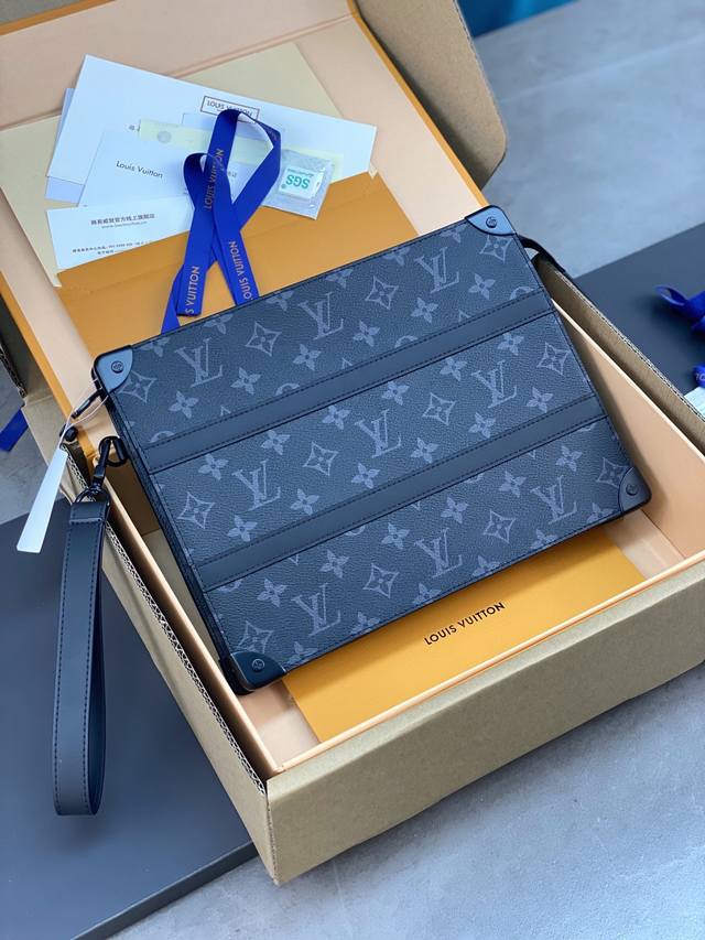 升级版本m45937 Trunk Pouch 手拿包取材 Monogram Eclipse 帆布 融汇皮革侧带 金属边角和铆钉等硬箱的传统元素 可在容纳手机 纸