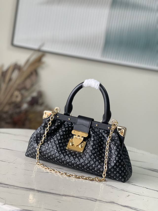 顶级原厂 M22326 黑色 来自 Nanogram 特别系列的 Monogram Clutch 手袋为柔软牛皮革材质 饰有比例奇特的 Monogram 压印花