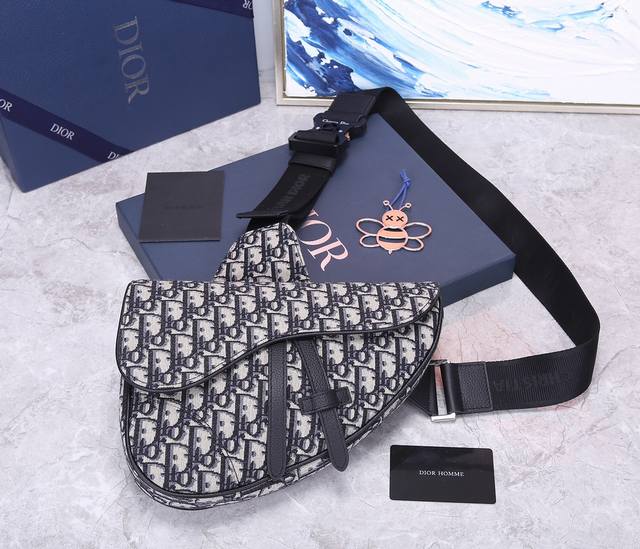 原单品质 Dior. 黑色老花 出la dior. 2019 Pre-Fall新款saddle Bag 男款的saddle Bag强势推 dior. 新任设计师