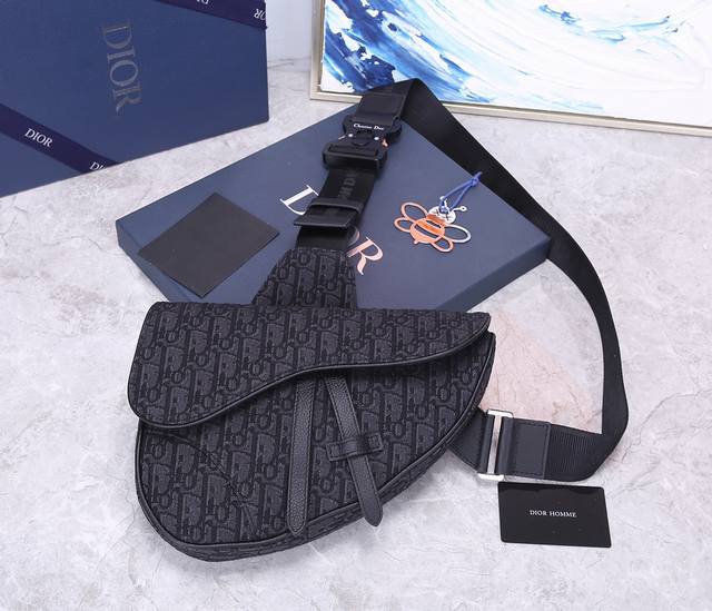 原单品质 Dior. 黑色老花 出la dior. 2019 Pre-Fall新款saddle Bag 男款的saddle Bag强势推 dior. 新任设计师