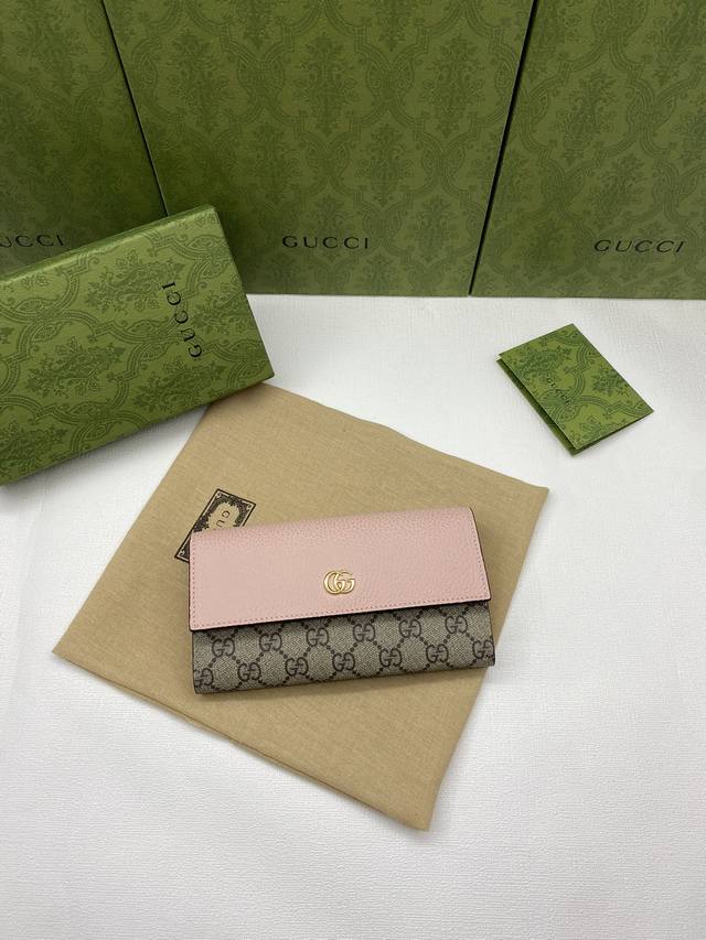 原厂皮配绿盒包装 Gucci新品 采用进口原厂皮 进口线 新款ophidia系列 采用意大利进口小牛皮 配以经典双g五金 新的式样和轮廓托的新作登场了 结构形状