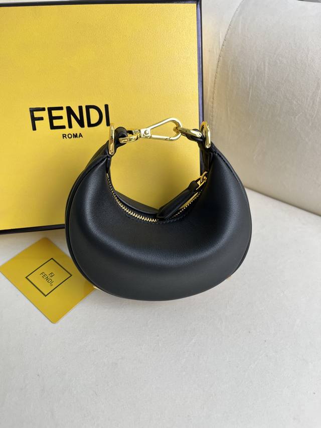 黑色小号 fend1Praphy腋下包 以月牙造型为特色 把经典金属大logo[Fend1]装饰在包包底部 包包的轮廓很贴切身体的线条 背在腋下的时候时尚感满满