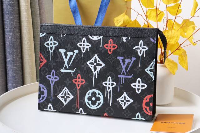 经典pochette Voyage 中号手袋 m81803丝印字母 此款手包为 Taga 皮革和 Monogram 帆布的结合涂抹和谐色彩 勾勒简明线条 功能多