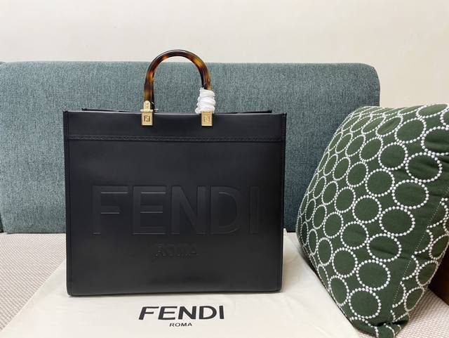 正品级 大号fendi Tote Sunshine皮革手提袋公文包 玳瑁色硬质有机玻璃 饰有烫印fend1 Roma图案 配备两个提手和可拆卸肩带 可手提或肩挎