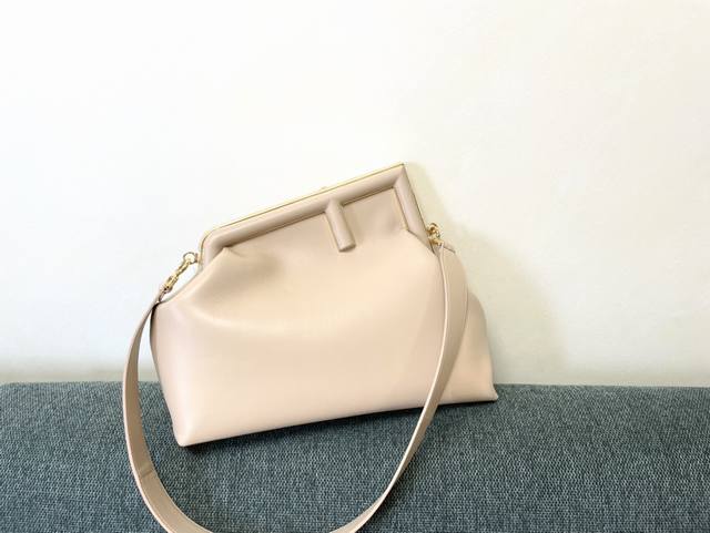 正品级 大号.#米色.Fendi First来了 -大号m 19尺寸32.5X15X23.5Cm-小号m 18尺寸26X9.5X18Cm-迷你m 17 尺寸11