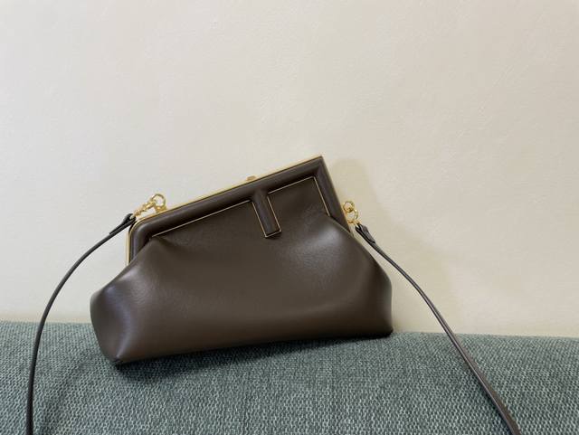 正品级 小号.#咖啡色fendi First来了 -大号m80019尺寸32.5X15X23.5Cm-小号m80018尺寸26X9.5X18Cm-迷你m8001