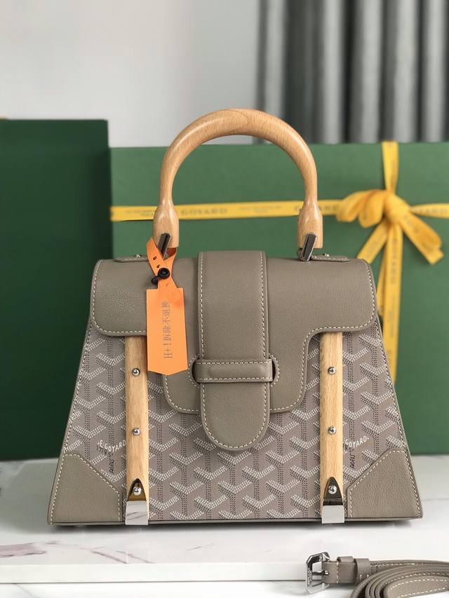 正品级 全新升级goyard Sagon Pm小号包 奶茶灰sagon包是goyar之家最具代表性的经典包款之一 它以手袋的形式呈现出goyar所有旅行箱制作工